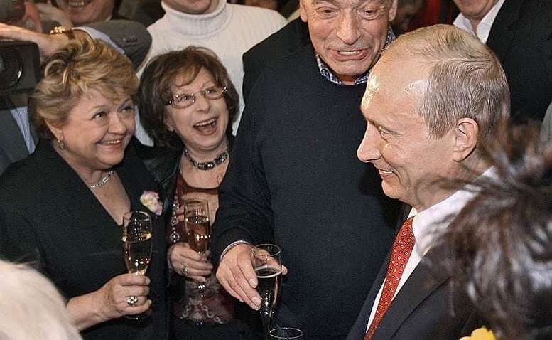 Ахеджакова рассказала, как изменился путин за 16 лет Ахеджакова рассказала, как изменился путин за 16 лет