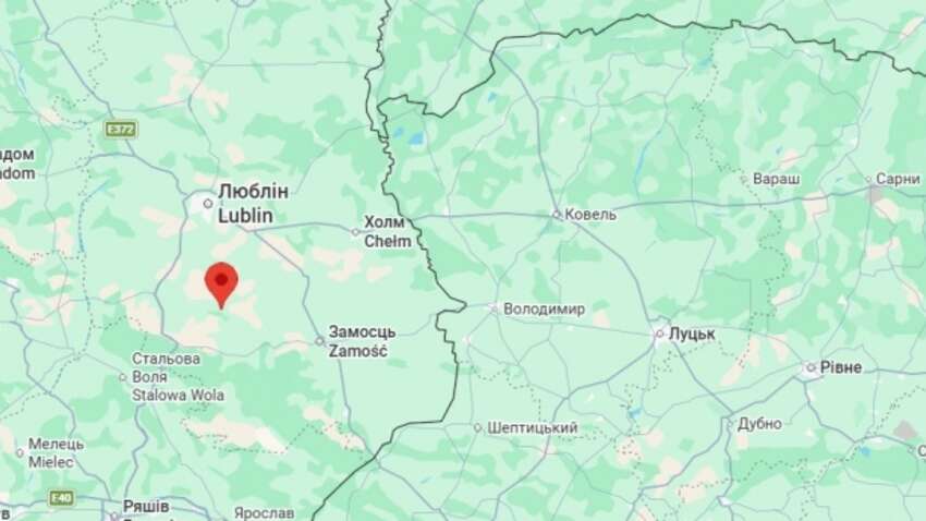 В Польше во время атаки РФ по Украине упал неизвестный объект: образовался кратер (ФОТО) В Польше во время атаки РФ по Украине упал неизвестный объект: образовался кратер (ФОТО)