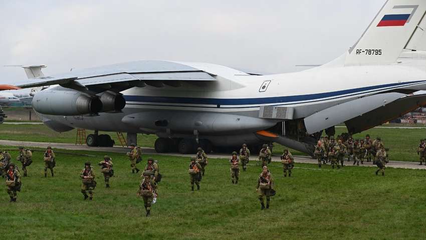 Стало известно, сколько военных России все еще остается неподалеку границ Украины Стало известно, сколько военных России все еще остается неподалеку границ Украины