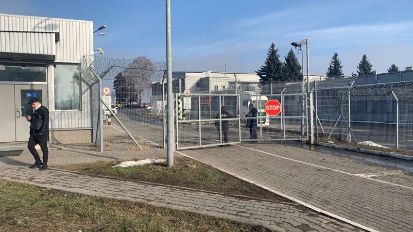 Відеофакт: евакуйовані з Уханя українці прямують з Харкова у Полтавську область