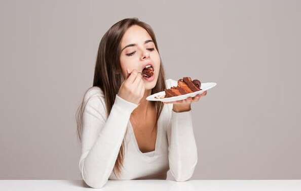 Чому після обіду хочеться солодкого: про що сигналізує організм