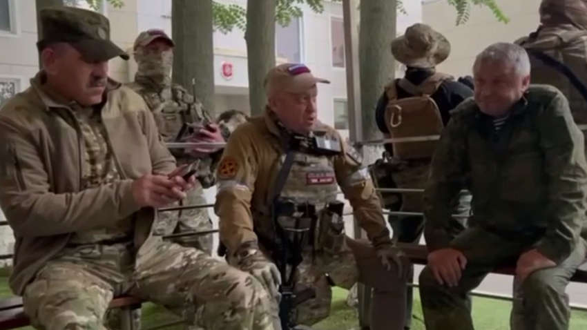 Пригожин заявив, що військові об'єкти Ростова вже під його контролем - тепер він "йде на Москву" Пригожин заявив, що військові об'єкти Ростова вже під його контролем - тепер він "йде на Москву"