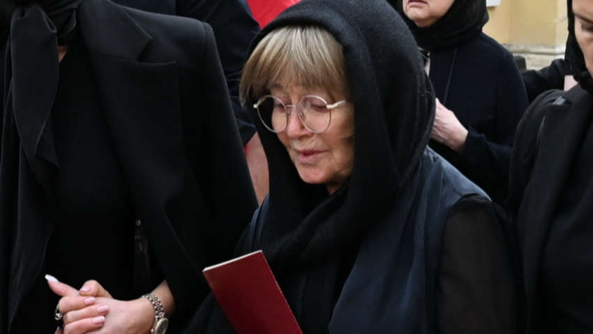 Мати російської акторки, яка померла від раку, покинула будинок її чоловіка