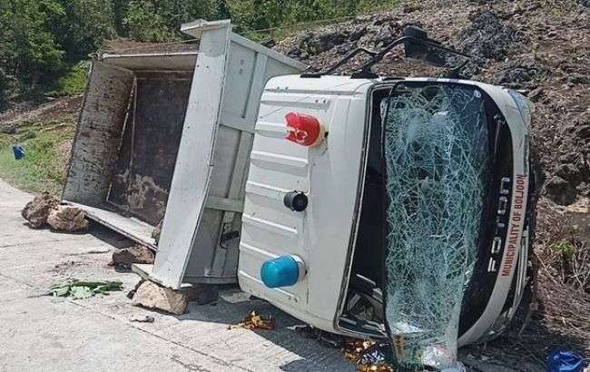 На Філіппінах вантажівка впала у яр: багато загиблих