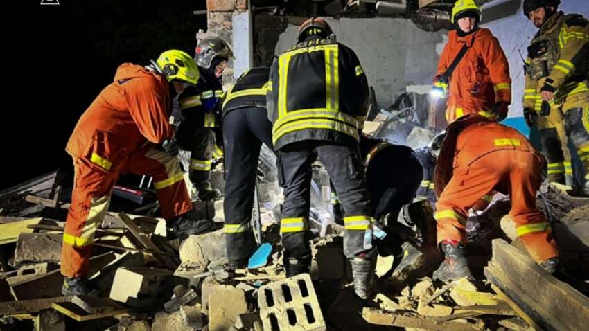 Киевщина в руинах: спасатели показали последствия атаки россиян Киевщина в руинах: спасатели показали последствия атаки россиян