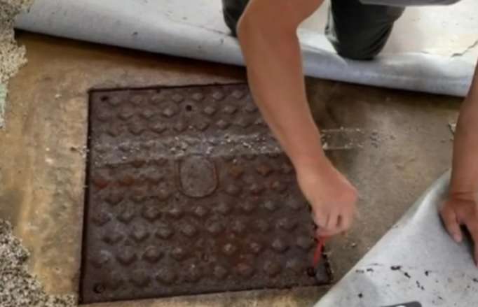 В Британии пара нашла потайной люк в своем доме: хозяева даже не подозревали, что под ним могло быть (ВИДЕО)