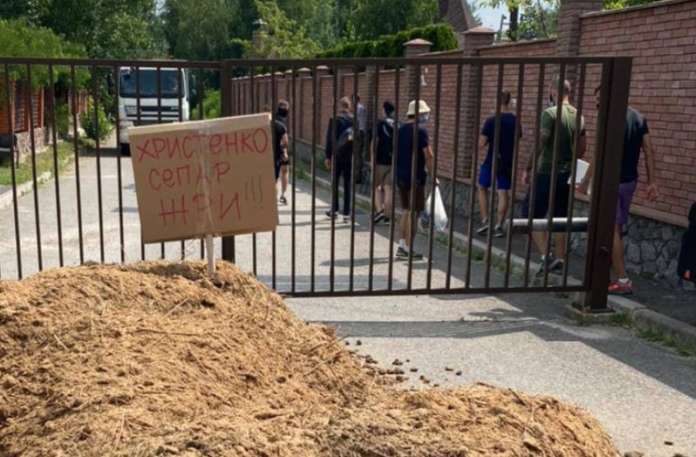 "Христенко, сепар, жери". Націоналісти висипали купу гною перед будинком депутата від ОПЗЖ (фото)