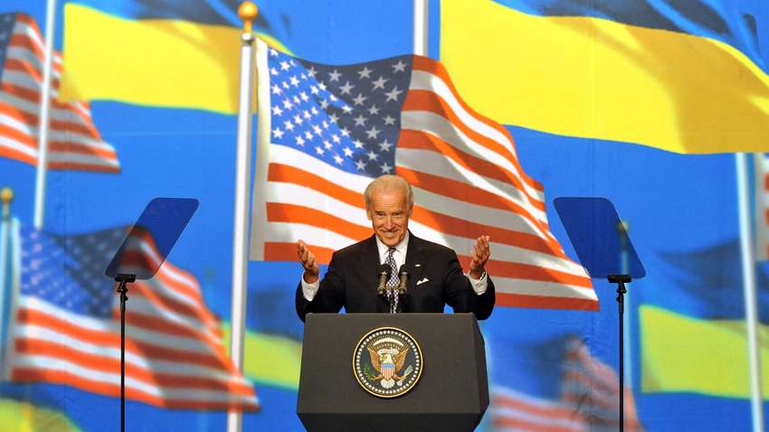 Байден просить 11,7 млрд доларів на допомогу Україні