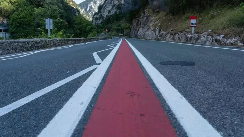 Водителям на заметку: что означает новая красная разметка на дорогах Водителям на заметку: что означает новая красная разметка на дорогах