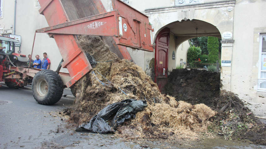 Во Франции фермеры выгрузили 20 тонн навоза возле офиса партии Макрона