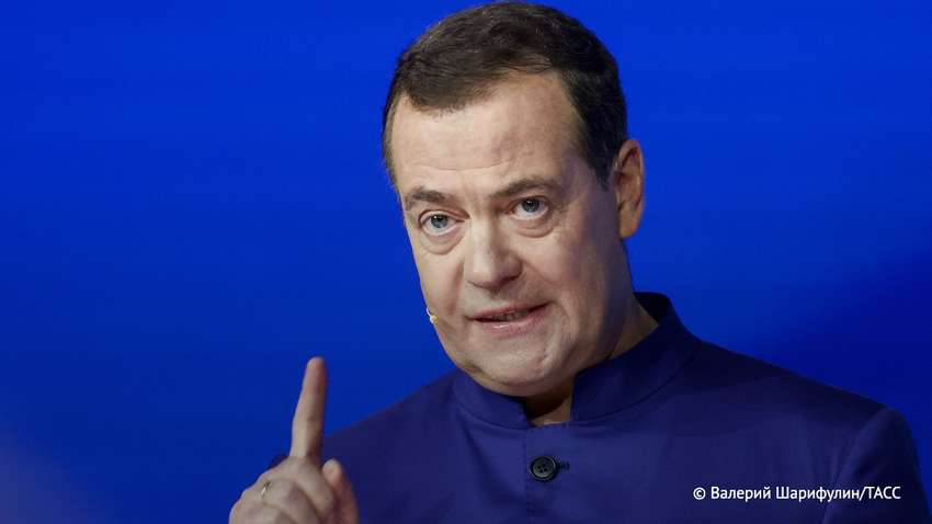  Медведєв зробив божевільну заяву про візит Зеленської та Навальної до США