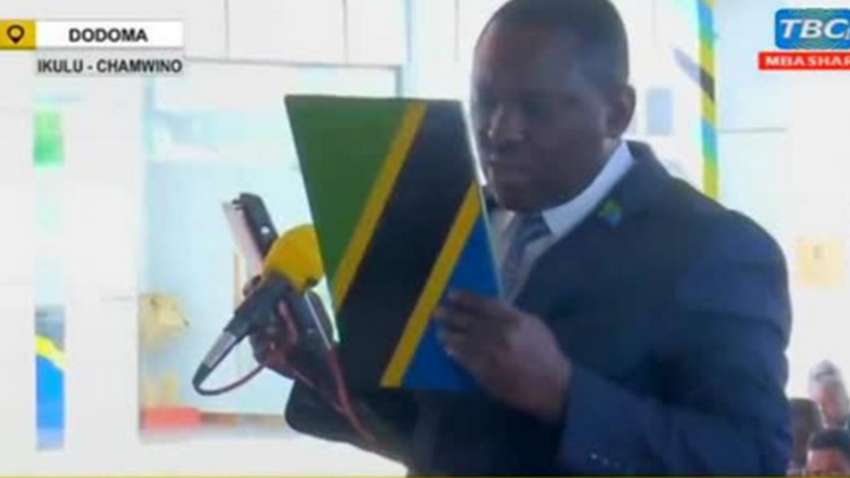 Депутат з Танзанії не зміг вимовити присягу і був звільнений (ВІДЕО) Депутат з Танзанії не зміг вимовити присягу і був звільнений (ВІДЕО)