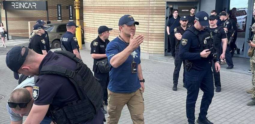 Нападение на полицейских во время обысков мошеннических ботоферм: нардеп рассказал подробности