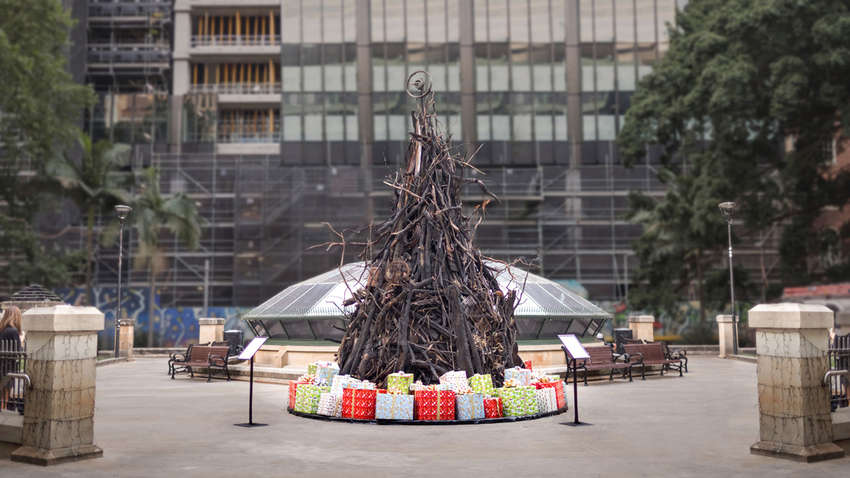 В Австралии поставили «сгоревшую елку» ради помощи пострадавшим от пожаров