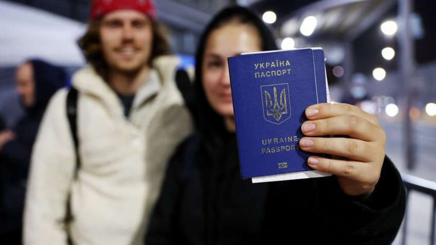 Для українських біженців у Польщі тепер все кардинально зміниться: який закон підписав Навроцький