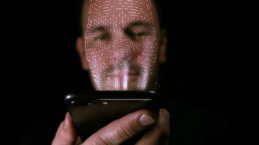 Без допомоги поліції: українець повернув через додаток забутий в таксі iPhone