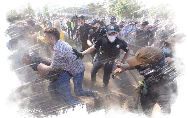 Столкновения у Верховной Рады: протестующие прорывались к нардепам с палками Столкновения у Верховной Рады: протестующие прорывались к нардепам с палками