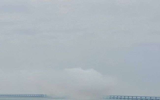 Над Крымским мостом заметили густой дым: подробности (ВИДЕО) Над Крымским мостом заметили густой дым: подробности (ВИДЕО)