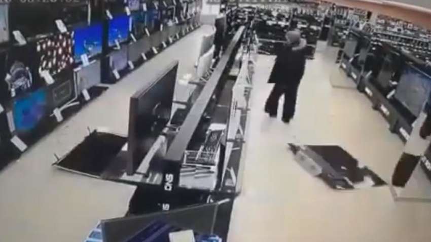 Видеофакт: россиянин эпично разгромил около десяти плазм молотком в магазине 