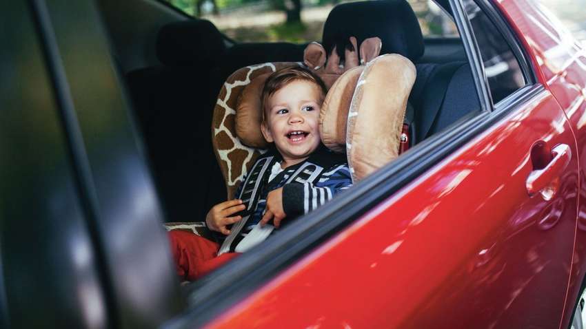 Закон вступил в силу: за перевозку ребенка без автокресла будут штрафовать 