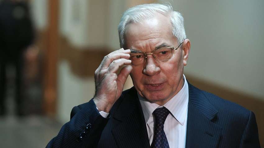 Азаров скупил на Рублевке элитные особняки  