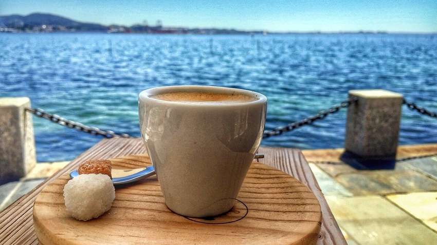 Медики рассказали, почему нельзя пить кофе в жару