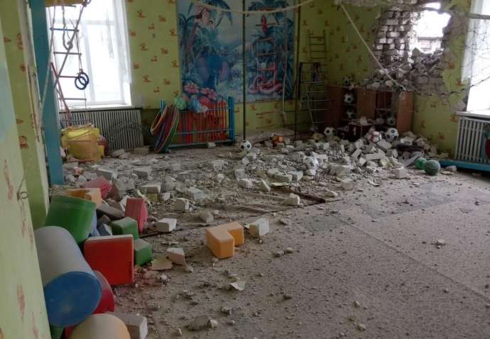Боевики накрыли огнем Станицу Луганскую: один из снарядов попал в детсад