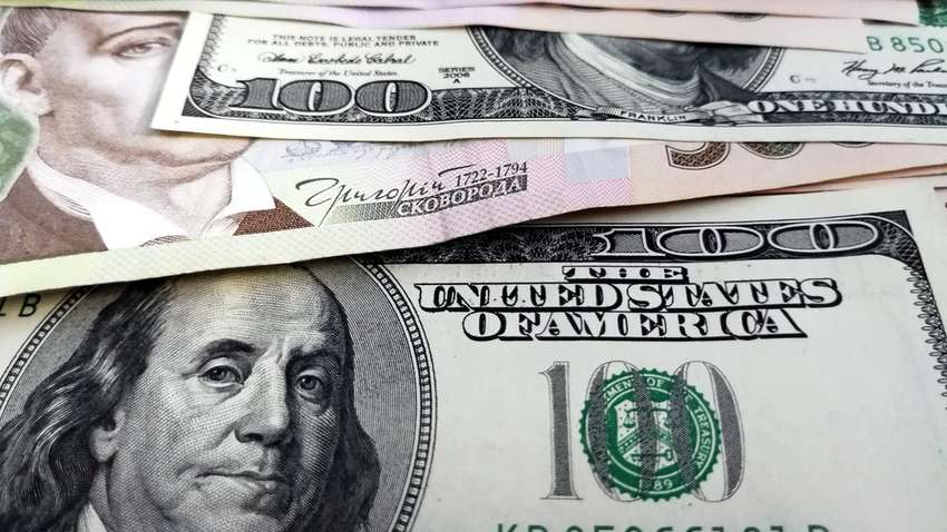 За тиждень Нацбанк викупив втричі більше валюти, ніж продав