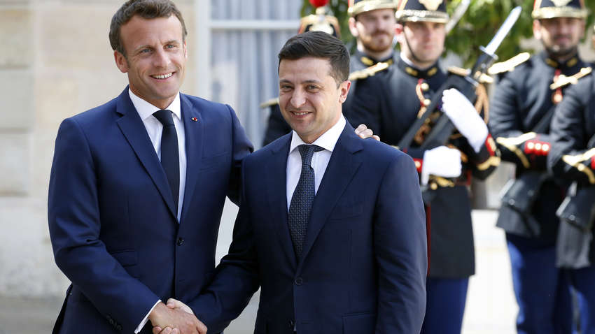 Судьба шестерых украинцев неизвестна: Зеленский обратился к Макрону с просьбой