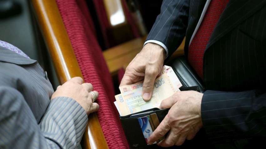 Какие суммы взяток платят нардепам в ВР: названы точные цифры
