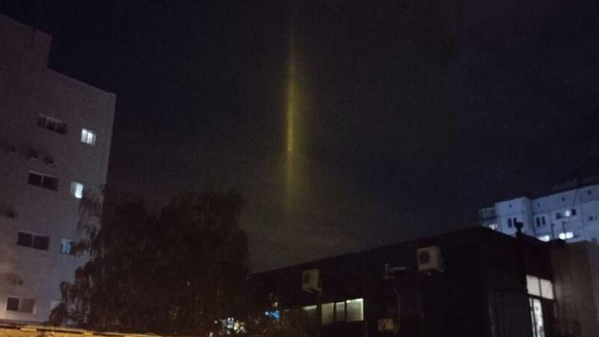 У російському Бєлгороді місцеві мешканці помітили таємничі світлові стовпи: тепер відомо що це (ВІДЕО) У російському Бєлгороді місцеві мешканці помітили таємничі світлові стовпи: тепер відомо що це (ВІДЕО)