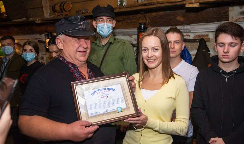 Швейцар львівського ресторану потрапив в Книгу рекордів України за вітання "Героям слава!"