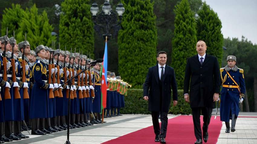 В Баку прошла торжественная церемония встречи президентов Зеленского и Алиева