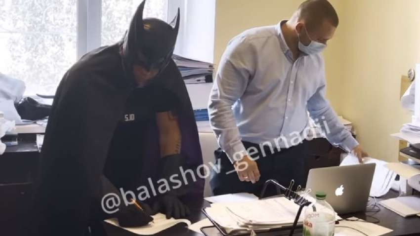 Бывший нардеп пришел на допрос в костюме Бэтмена (ВИДЕО)