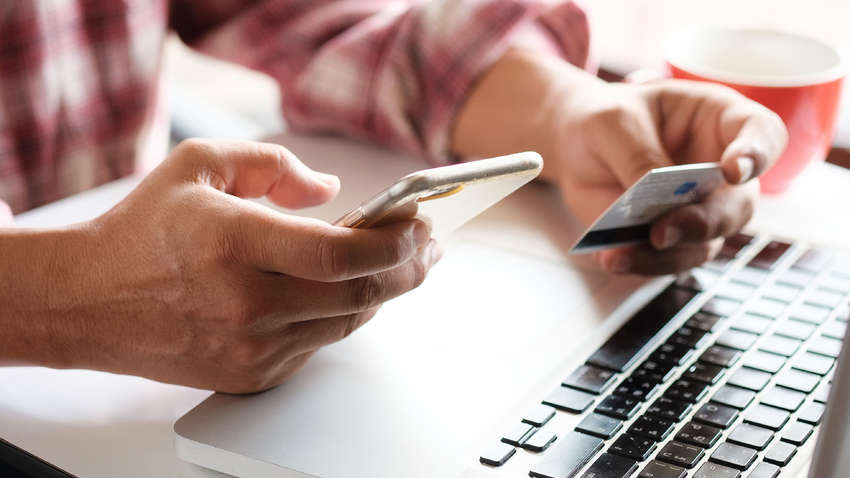 Поддельные тесты на коронавирус и "амулеты": как зарабатывают на карантине в Украине