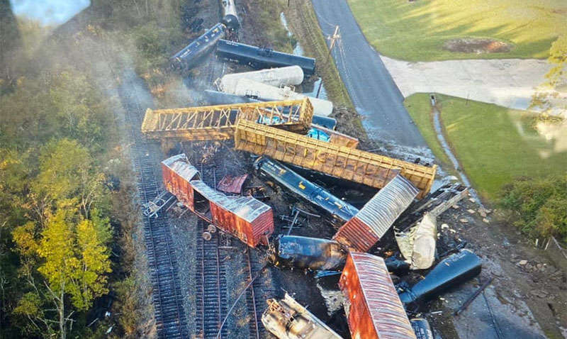 Масштабна аварія потягу з нафтопродуктами в США: йде евакуація населення