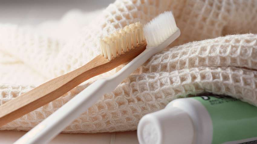 Как часто нужно менять расчески, зубные щетки и полотенца