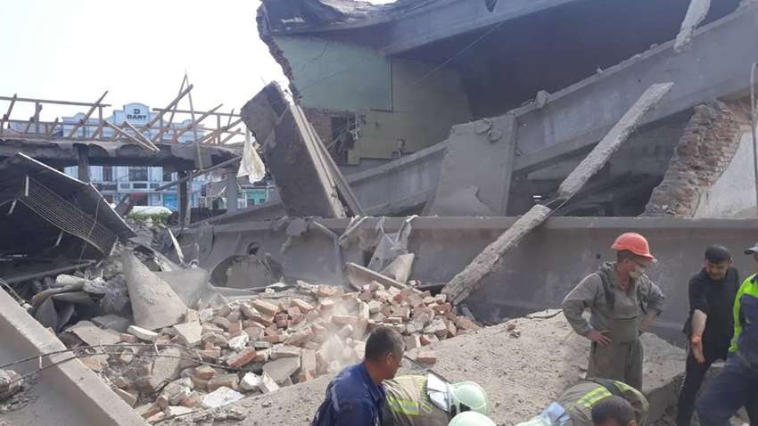 ФОТОФАКТ: у Закарпатській області обвалилася будівля, є постраждалі