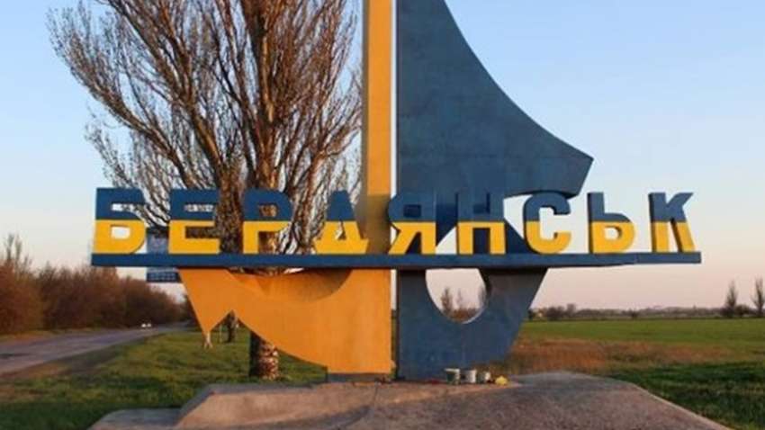 Оккупанты вывозят технику из Бердянска: в ВСУ рассказали, что происходит