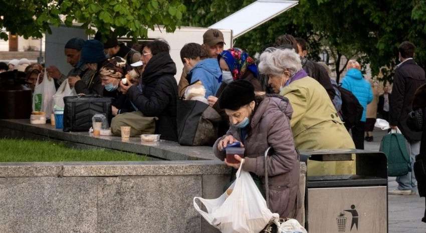 Мільйони людей в Україні опинилися за межею бідності: що далі