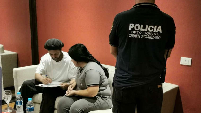 Роналдиньо схватила полиция в Парагвае