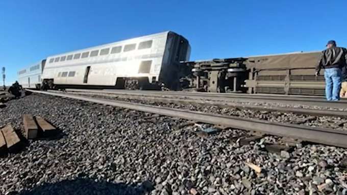 В США пассажирский поезд сошел с рельсов: есть погибшие (ФОТО) В США пассажирский поезд сошел с рельсов: есть погибшие (ФОТО)