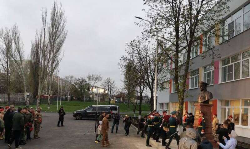 В Мариуполе появился памятник генералу, который участвовал в оккупации города В Мариуполе появился памятник генералу, который участвовал в оккупации города