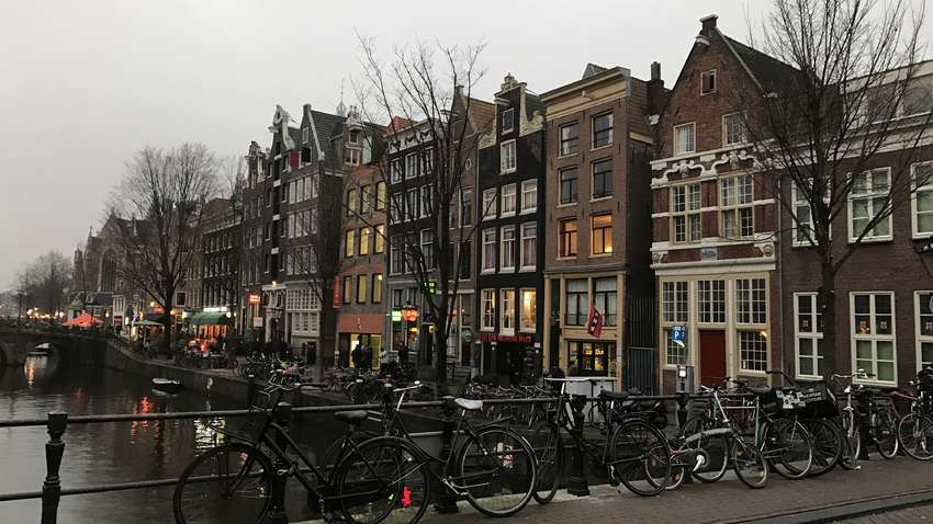 З вулиць Амстердама зникнуть автомобілі на бензиновому і дизельному двигунах