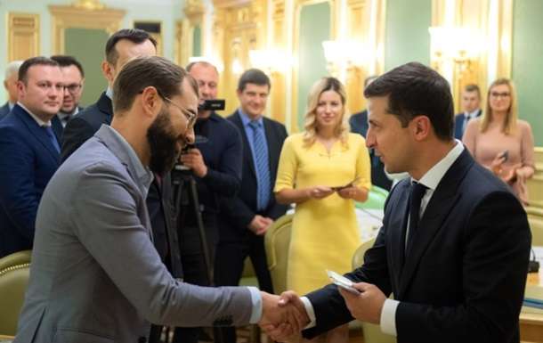 Зеленський видав посвідчення новим членам ЦВК