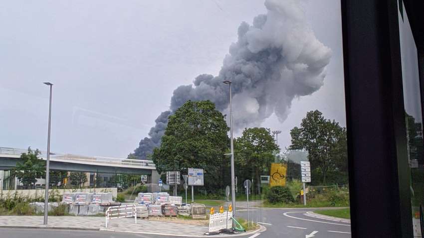 У Німеччині на хімзаводі стався потужний вибух: людям сказали не відкривати вікна (ВІДЕО, ФОТО) У Німеччині на хімзаводі стався потужний вибух: людям сказали не відкривати вікна (ВІДЕО, ФОТО)