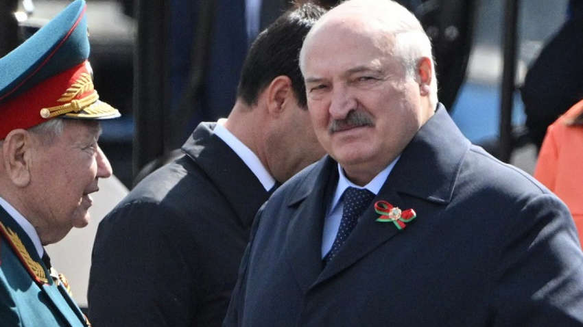 У  Кремлі придумали, чим  пояснити раптову втечу Лукашенка після параду в Москві