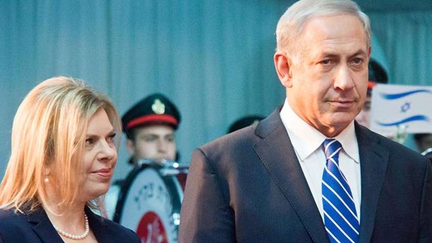 Сара Нетаньяху влаштувала бешкет у літаку і кинула хліб-сіль в Києві на підлогу