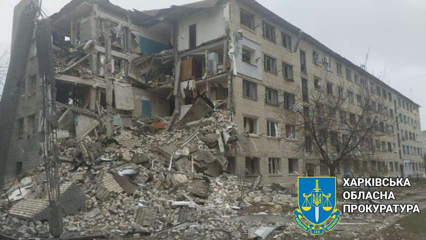 Обстріл житлового будинку на Харківщині: люди під завалами вже півдоби