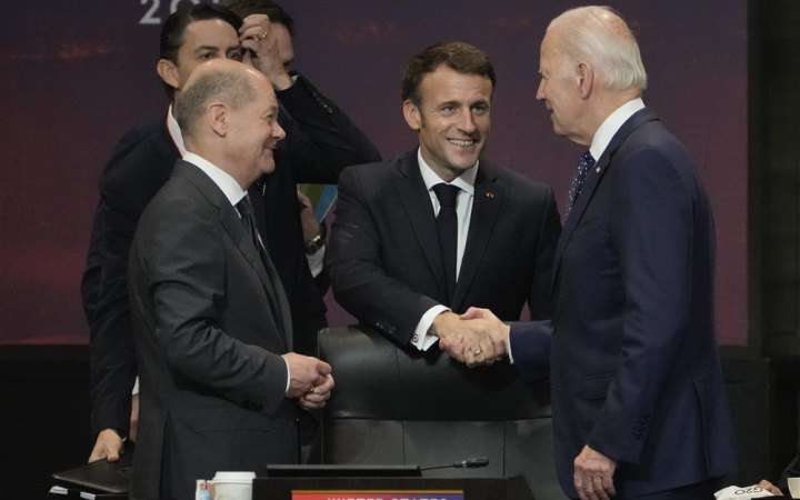 В чем Макрон попытался убедить Байдена и Шольца: изменится ли теперь война в Украине В чем Макрон попытался убедить Байдена и Шольца: изменится ли теперь война в Украине